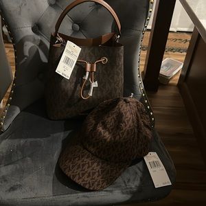 MICHAEL KORS BUCKET BAG WITH CROSS BODY STRAP!